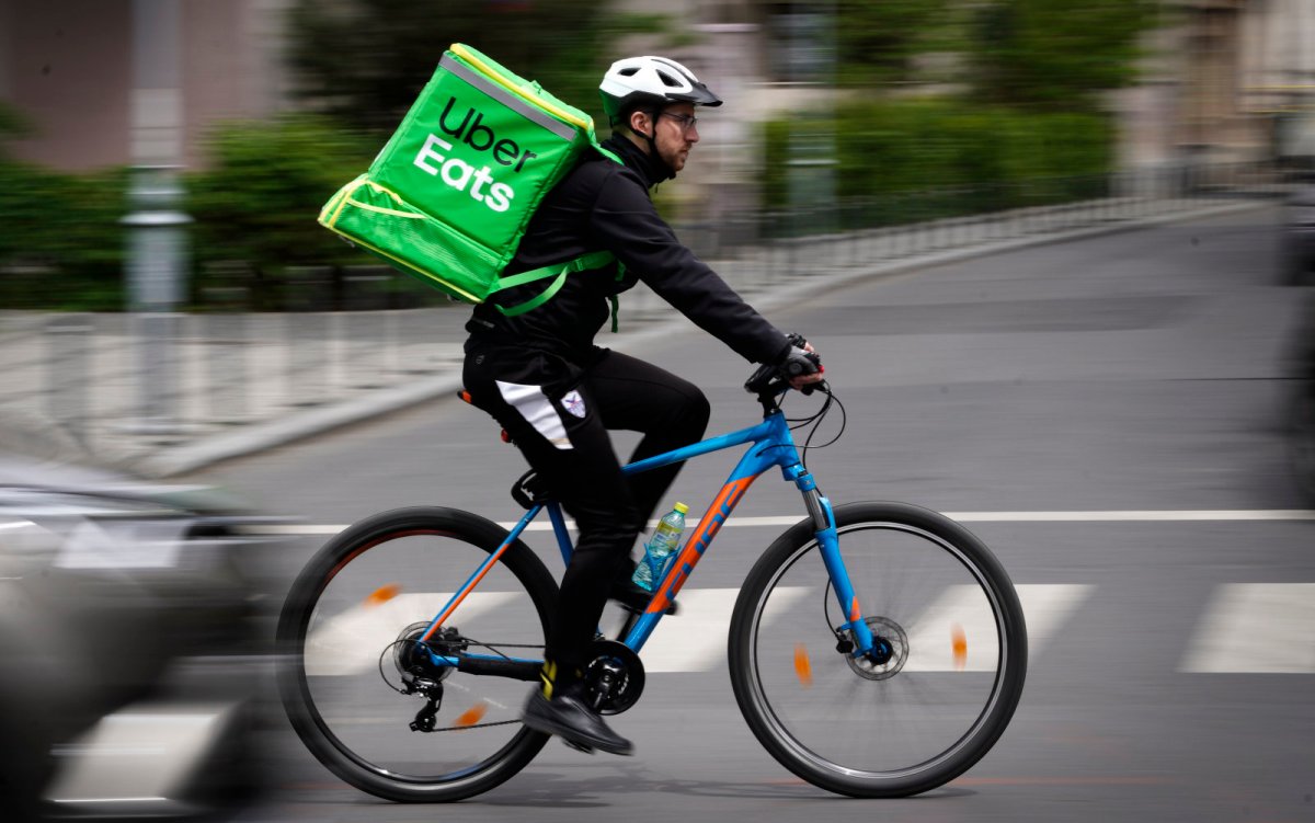 Uber Eats Nowe Miasta: kurier podczas dostawy