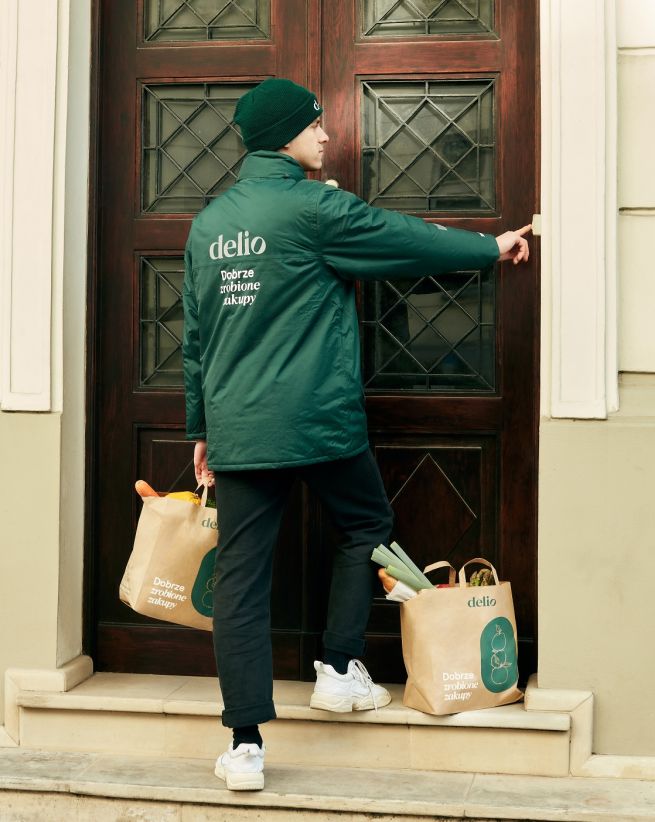 Praca kuriera Żabka Jush i Delio: kurier podczas dostawy