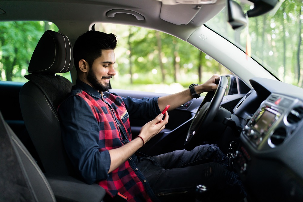 Najpopularniejsze aplikacje taxi dla kierowców: zadowolony kierowca