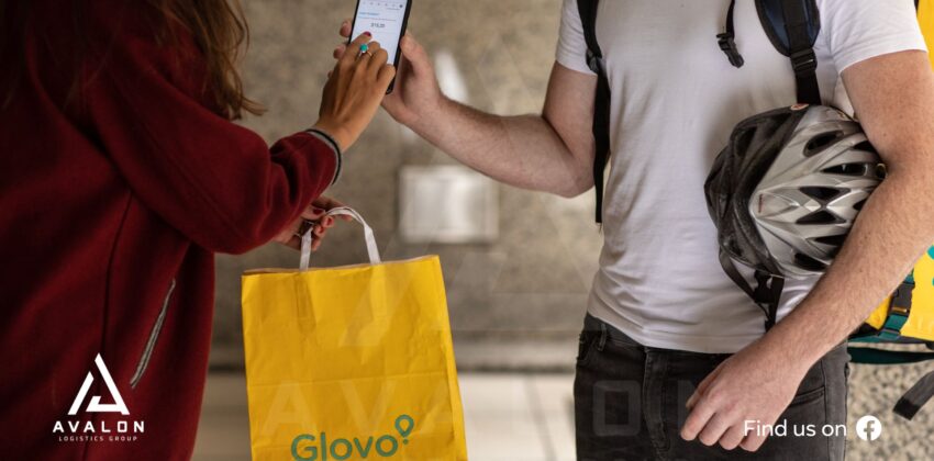 How does a customer pay for an order in Glovo?