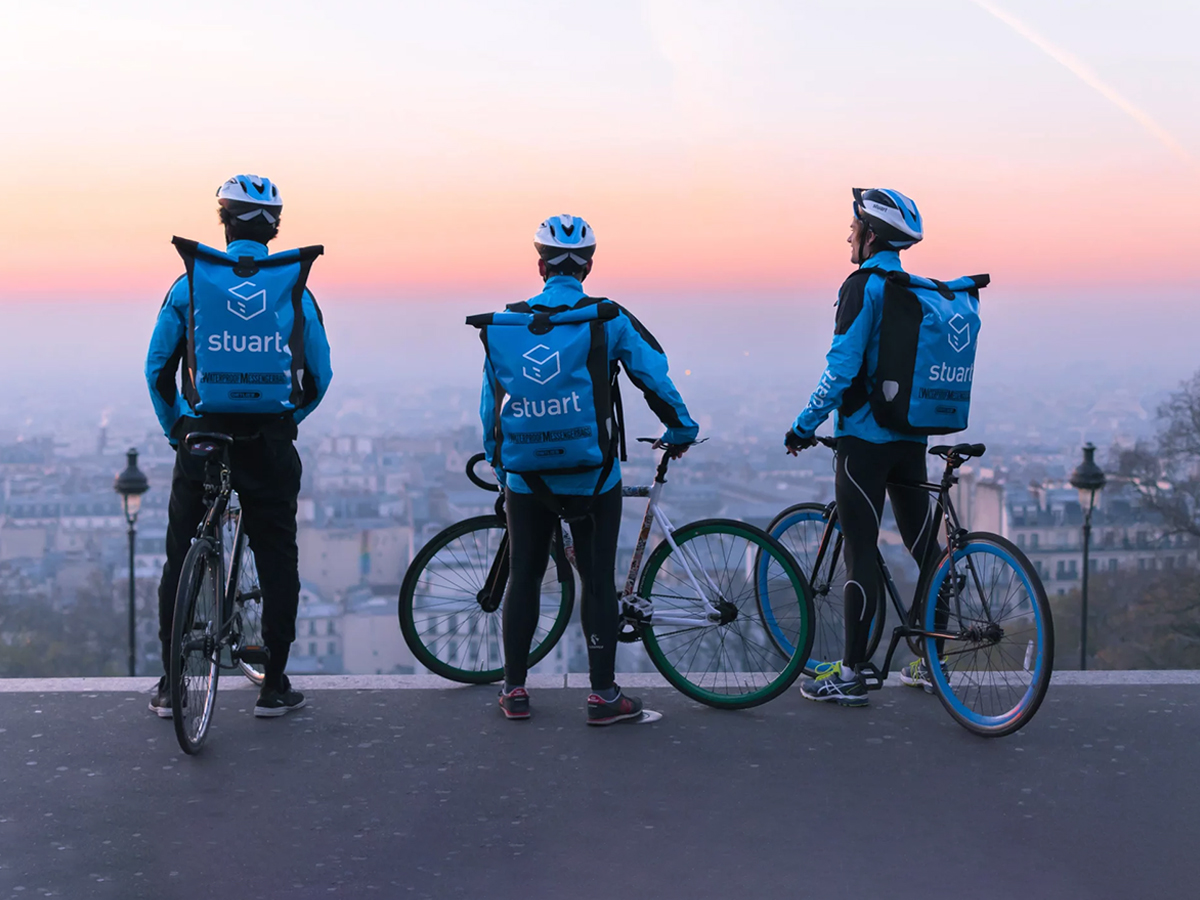 Stuart: kurierzy na tle miasta