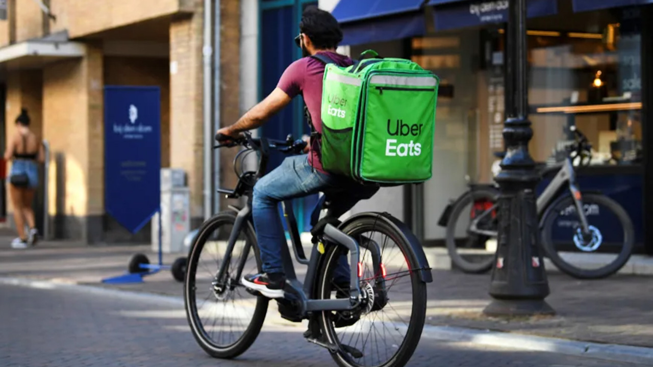 Torba Uber Eats; kurier podczas dostawy