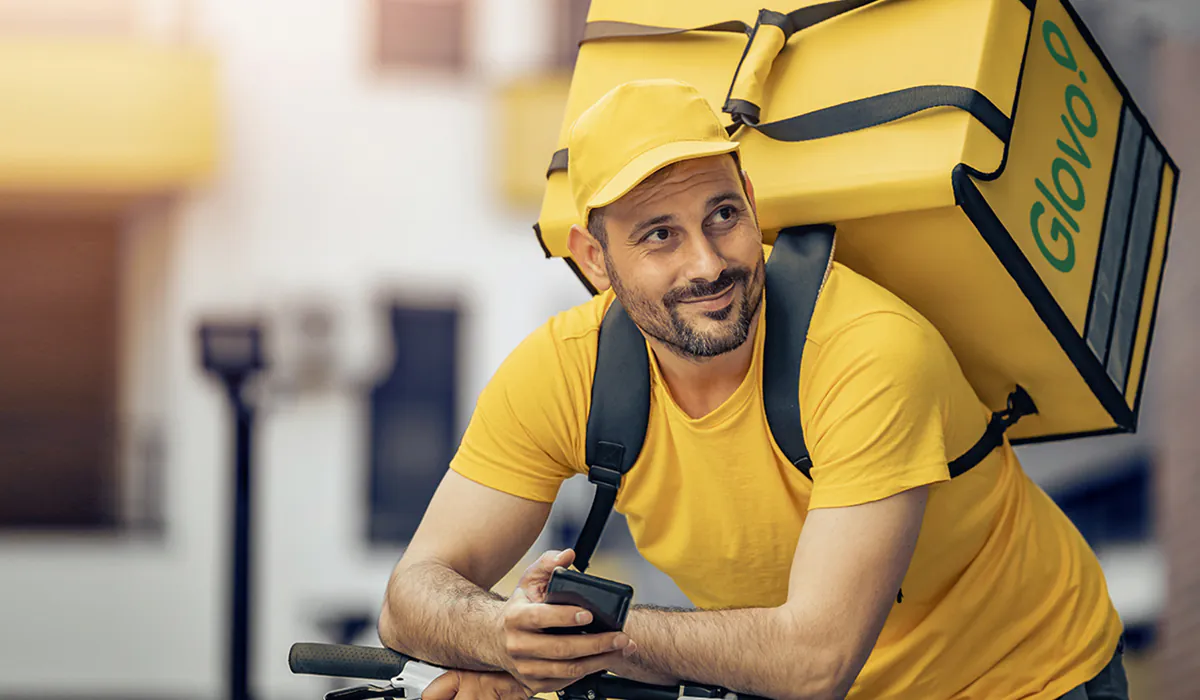 Контакты Glovo: курьер на велосипеде