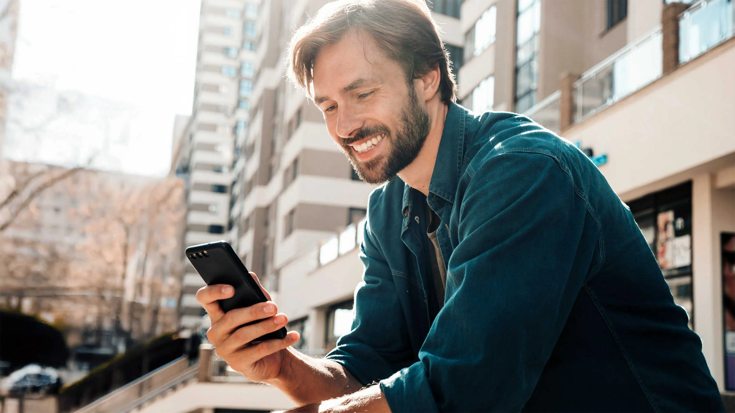 Uber Eats infolinia 24h: zadowolony kurier