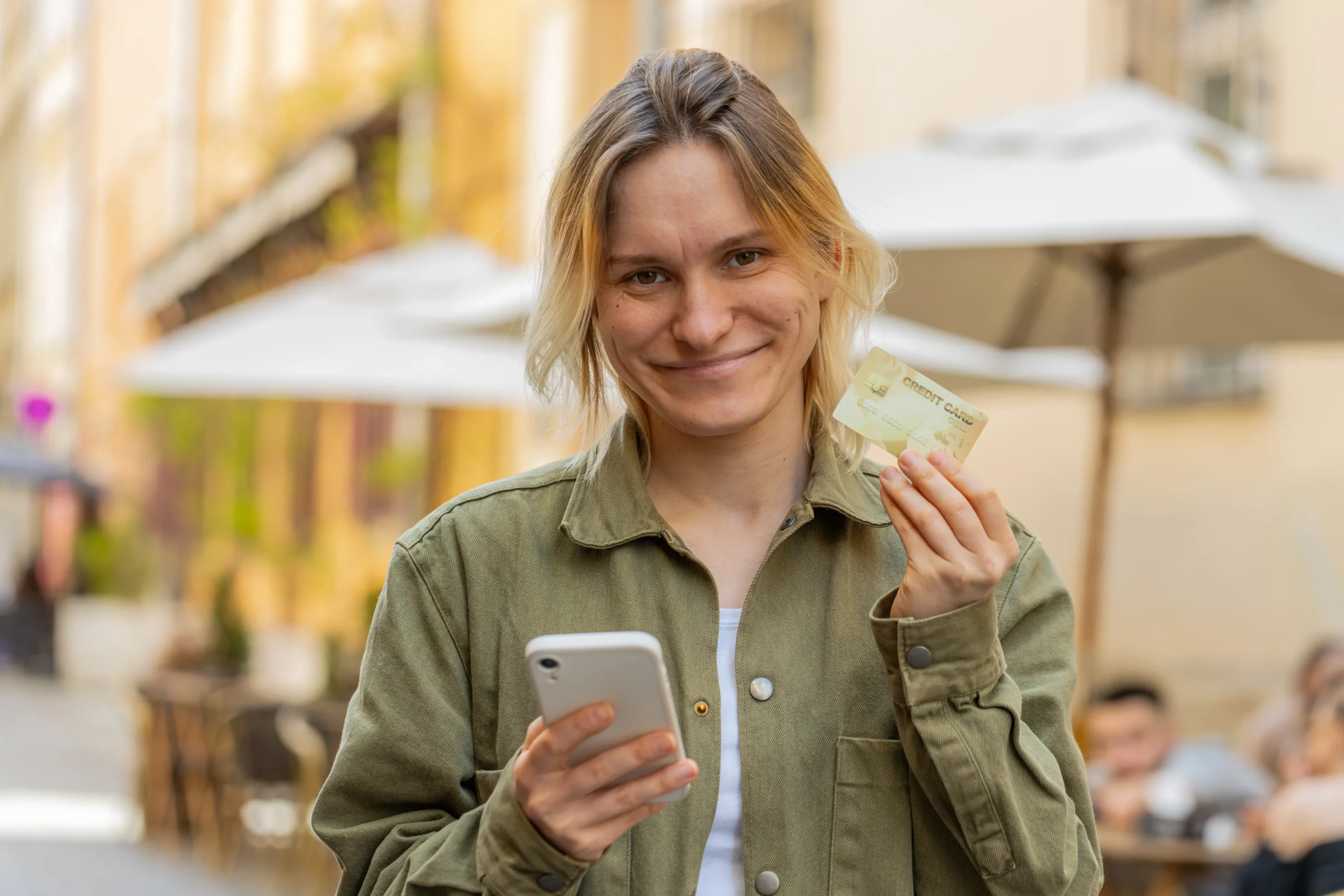 Glovo Cash: zadowolona kurierka