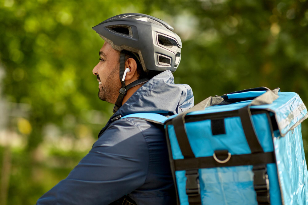 Czy kask rowerowy jest obowiązkowy: dostawca jedzenia