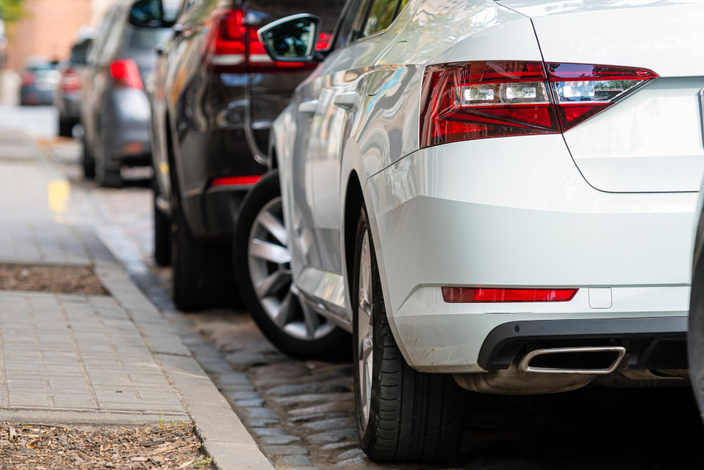 Zakaz postoju: parkowanie przy chodniku