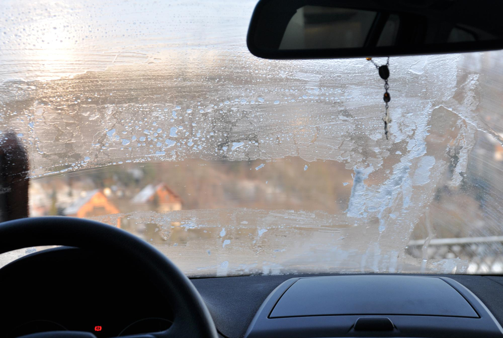 Fogged-up car windows: frost and ice in winter