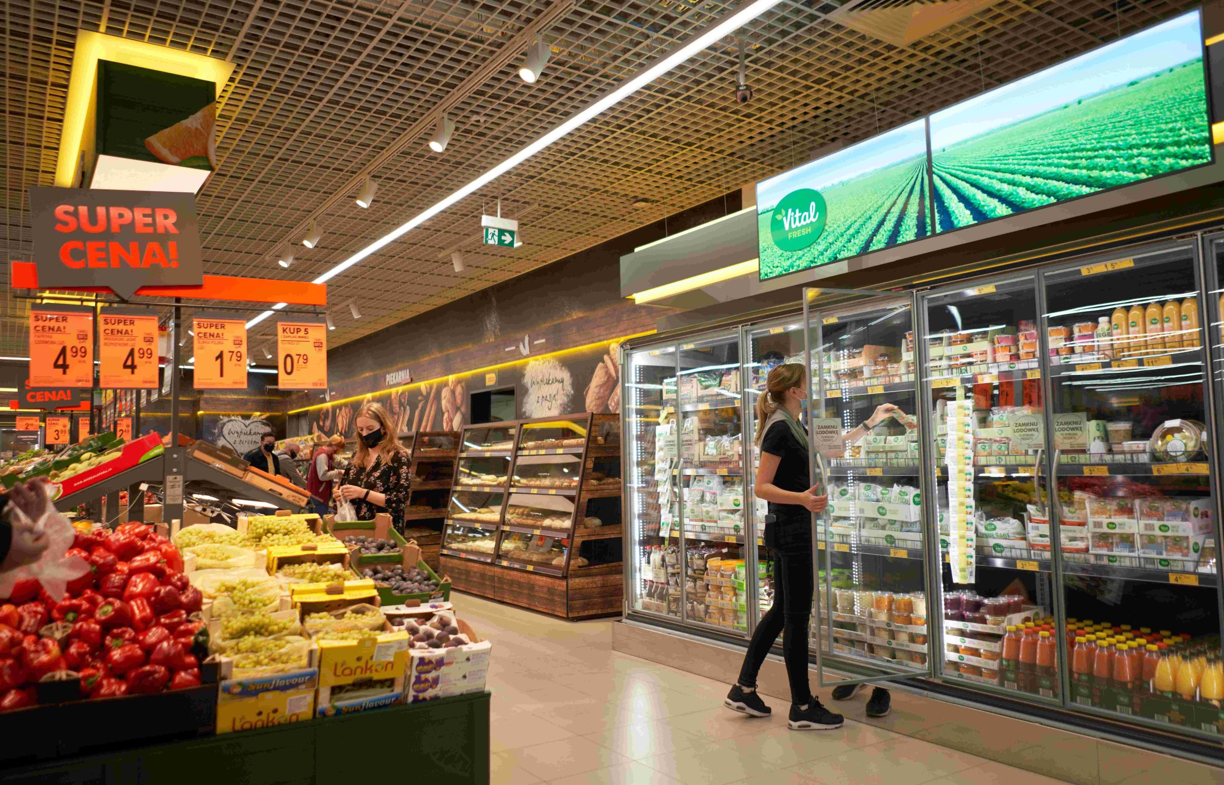 Biedronka i Uber Eats: wnetrze sklepu