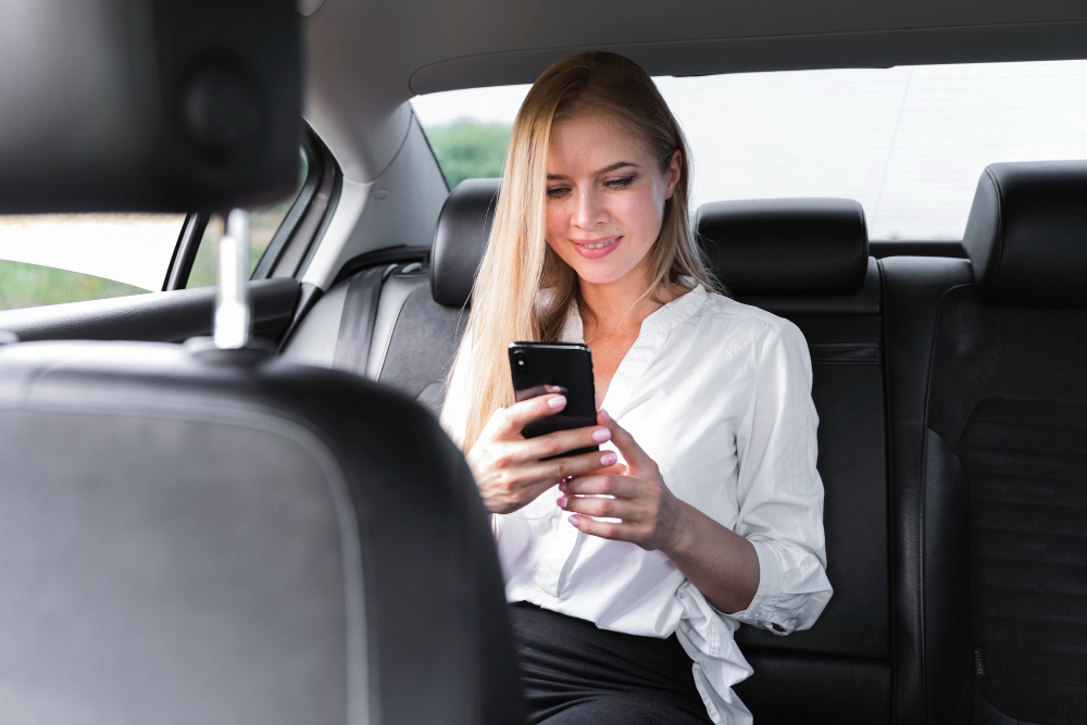 Работа такси в Uber: пассажирка пользуется поездкой по приложению