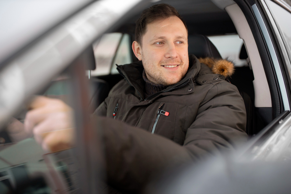 Работа такси в Uber: водитель в такси на стоянке