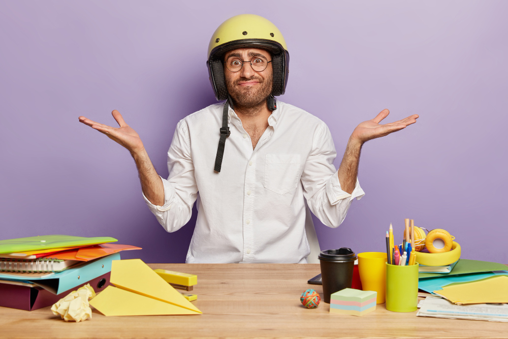 ksef с какого времени: мужчина в шлеме задает вопрос