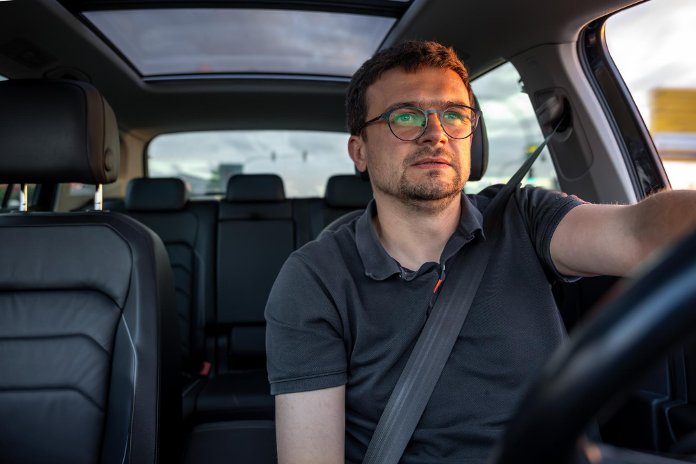 Jazda na 5.o: Przejazd na czerwonym świetle – jaki mandat? 10 Przejazd na czerwonym świetle: kierowca wewnątrz auta